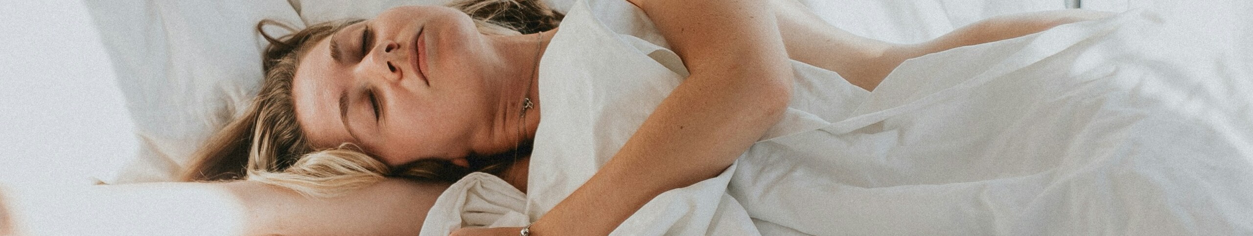 Sleeping well during the menopause: Food, habits and supplements