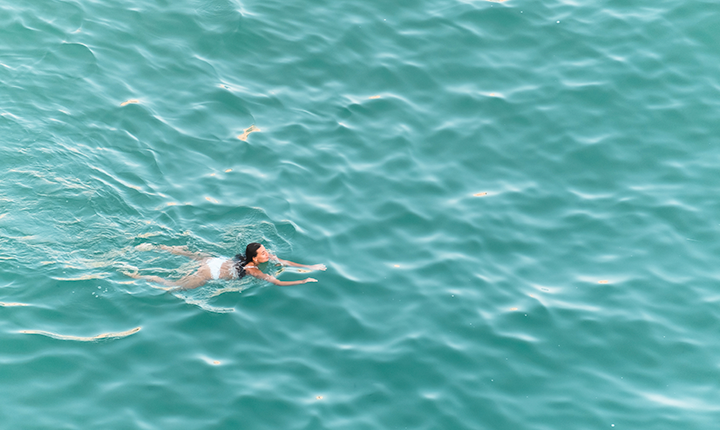 Imagen de una chica nadando en el mar