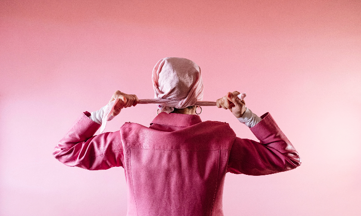 Mujer con pañuelo rosa